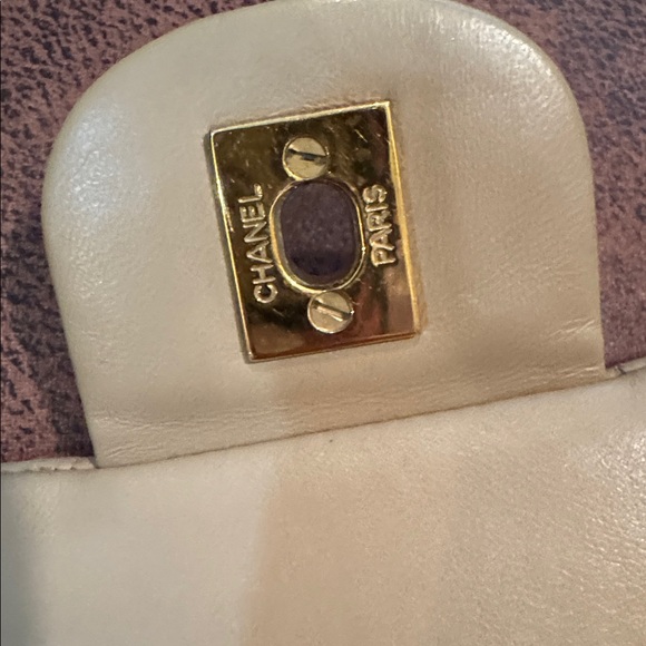 CHANEL vintage Chanel 2.55 10" flap bag made of cream lambskin leather - Picture 6 of 10
